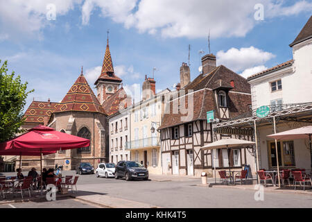 Louhans quadrato con tetto della chiesa St Pierre de Louhans Louhans Saône-et-Loire Bourgogne-Franche-Comte Francia Foto Stock