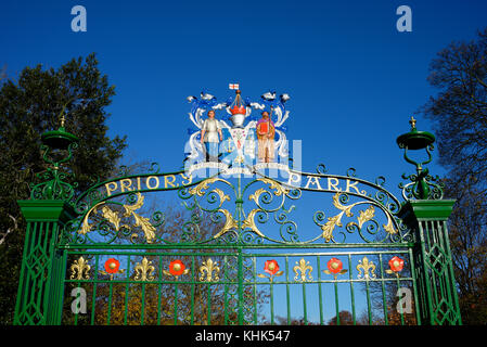 Priory Park cancelli recentemente restaurato. Victoria Avenue, Southend on Sea, Essex. Presentato da RA Jones al borgo di Southend aperta dal Duca di York Foto Stock