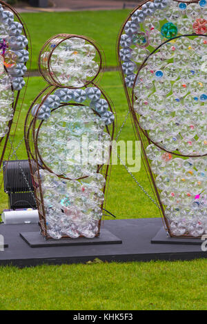 Upcycling bottiglie di plastica a Bournemouth - parte del Turning the Tide display di Mick Stephenson a Bournemouth Arts by the Sea Festival, Dorset UK Foto Stock