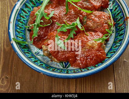 Libanese shawarma di pollo polpette di carne in salsa di pomodoro, chiudere ip Foto Stock