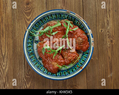 Libanese shawarma di pollo polpette di carne in salsa di pomodoro, chiudere ip Foto Stock