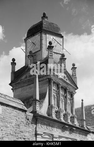 Meridiana al di sopra della gate di onore Gonville e Caius College di Cambridge Foto Stock