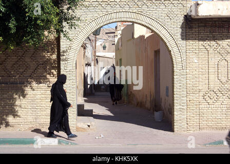 Le donne sulla strada nella vecchia medina tozeur in Tunisia Foto Stock