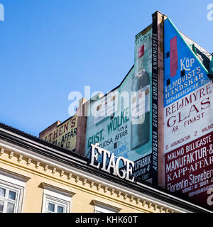 Pubblicità vintage sui tetti di Stortorget, una grande piazza nel centro di Malmo, Svezia Foto Stock