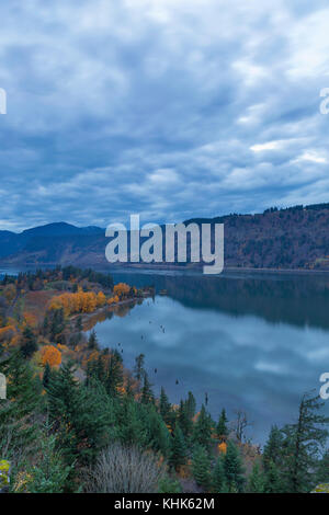 Punto ruthton lungo il Columbia River a hood river oregon durante la sera ore blu nella stagione autunnale Foto Stock