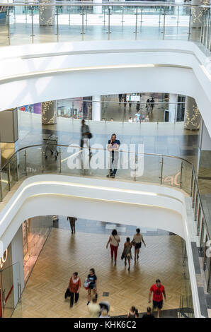 Minsk, Bielorussia - 12 agosto 2017: persone in movimento nel moderno dana mall shopping center. Centro commerciale interno Foto Stock