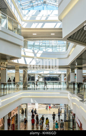 Minsk, Bielorussia - 12 agosto 2017: persone in movimento nel moderno dana mall shopping center. Centro commerciale interno Foto Stock