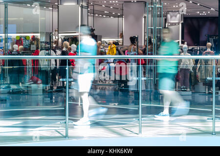 Minsk, Bielorussia - 12 agosto 2017: interni di un negozio di abbigliamento in dana mall shoping center Foto Stock