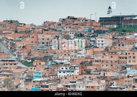 Guardando le case di terracotta sulla collina del quartiere di Las Colinas, un quartiere di Bogotá, Colombia Foto Stock