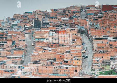 Guardando le case di terracotta sulla collina del quartiere di Las Colinas, un quartiere di Bogotá, Colombia Foto Stock