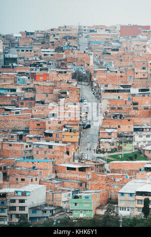 Guardando le case di terracotta sulla collina del quartiere di Las Colinas, un quartiere di Bogotá, Colombia Foto Stock