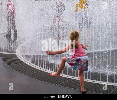 I bambini che giocano nell'installazione di Endless Connection dell'artista Jeppe Hein, nel porto di Aarhus Foto Stock