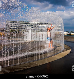 I bambini che giocano nell'installazione di Endless Connection dell'artista Jeppe Hein, nel porto di Aarhus Foto Stock