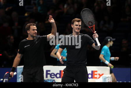 Jamie Murray (a destra) e Bruno Soares, partner brasiliano, si sono arenati alla folla dopo aver vinto la loro partita doppia il sesto giorno delle finali del tour mondiale ATP NITTO alla O2 Arena di Londra. PREMERE ASSOCIAZIONE foto. Data immagine: Venerdì 17 novembre 2017. Vedi PA storia TENNIS Londra. Il credito fotografico dovrebbe essere: Adam Davy/PA Wire. Foto Stock