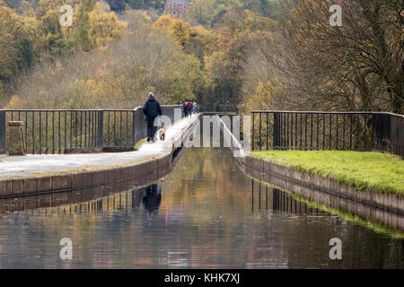 Autunno sull'Acquedotto Pontcysyllte guardando da Trevor bacino, Llangollen Canal vicino a Trevor, Clwyd, Galles del Nord, Regno Unito Foto Stock