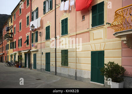 Splendidamente vivacemente colorato lungomare Case in Liguria Italia Foto Stock