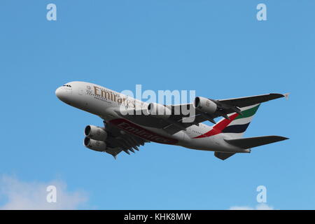 A6-eet, un Airbus A380-861 operati da Emirates Airlines in partenza dall'aeroporto di Glasgow dopo il tipo di volo inaugurale in aeroporto. Foto Stock