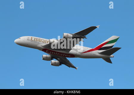 A6-eet, un Airbus A380-861 operati da Emirates Airlines in partenza dall'aeroporto di Glasgow dopo il tipo di volo inaugurale in aeroporto. Foto Stock