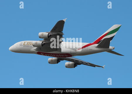 A6-eet, un Airbus A380-861 operati da Emirates Airlines in partenza dall'aeroporto di Glasgow dopo il tipo di volo inaugurale in aeroporto. Foto Stock