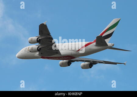 A6-eet, un Airbus A380-861 operati da Emirates Airlines in partenza dall'aeroporto di Glasgow dopo il tipo di volo inaugurale in aeroporto. Foto Stock