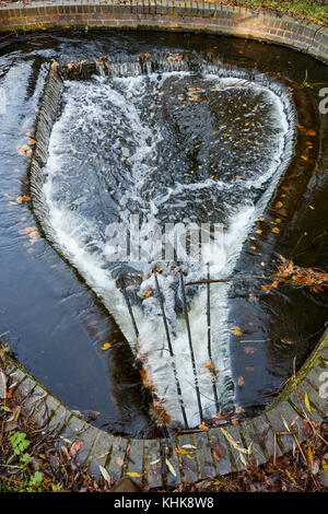 Canal Overflow Staffordshire e Worcestershire Canal South Staffordshire England Regno Unito Foto Stock