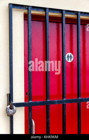 Servizi igienici pubblici a Anstey's Cove, Torquay Devon. Gated e bloccato. Foto Stock