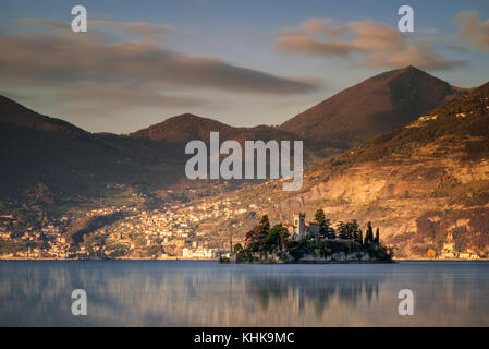 Piccola isola di Loreto sul lago d'iseo, Italia Foto Stock