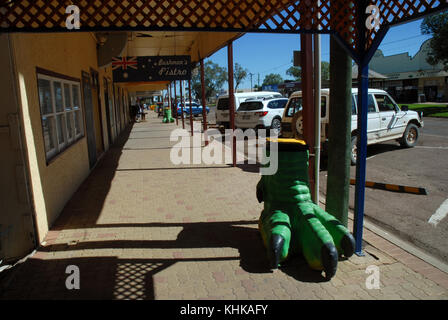 Un piede di dinosauro bidone della spazzatura a Winton Queensland, Australia. Foto Stock