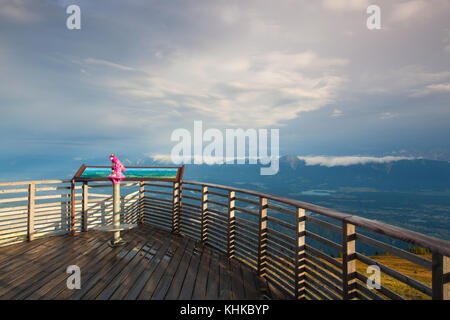 Incredibile mattina nelle Alpi Carniche in Austria.bella vista dalla torre sulla Slovenia montagne. Foto Stock