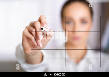 Mano di donna iscritto elenco sullo schermo Foto Stock
