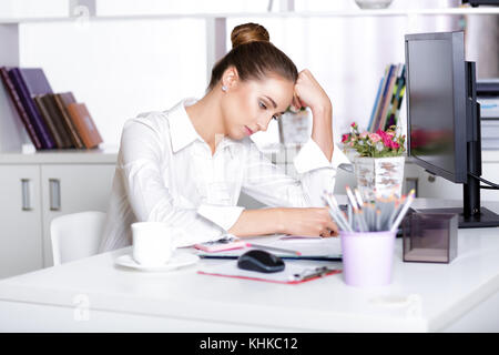 Stanco della donna manager in ufficio Foto Stock