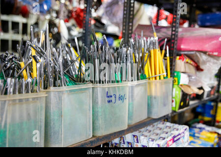 Pondicherry, PUDUCHERY, TAMIL NADU, INDI1 - circa nel settembre 2017. Negozio di ferramenta. Vetrina tradizionale del magazzino di utensili. Cassette portattrezzi e toolkit in negozio Foto Stock