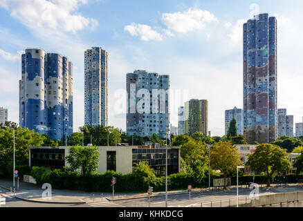 Nanterre, Francia - 8 luglio 2017: Le torri di Aillaud, che prendono il nome dal loro architetto Emile Aillaud, sono un complesso abitativo composto da 18 altezze costruite Foto Stock