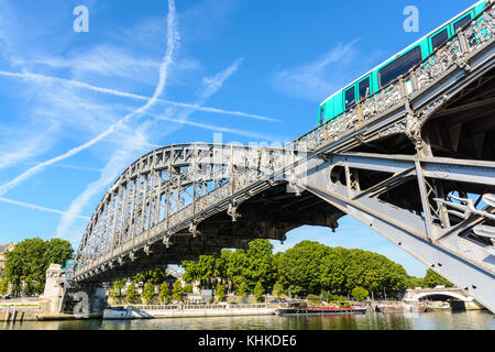 Il viadotto di Austerlitz a Parigi, visto dalla riva destra del fiume Senna con un treno della metropolitana che passa, è un singolo-deck, arco in acciaio, rail bridge tha Foto Stock