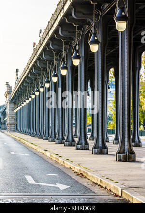 Allineamento dei perni in metallo e art deco le luci di strada di Bir Hakeim-ponte di Parigi. Foto Stock