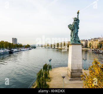 La Statua della Libertà a Parigi, Francia, situato sulla punta meridionale dell'Ile aux Cygnes, affacciato sul fiume Senna. Foto Stock