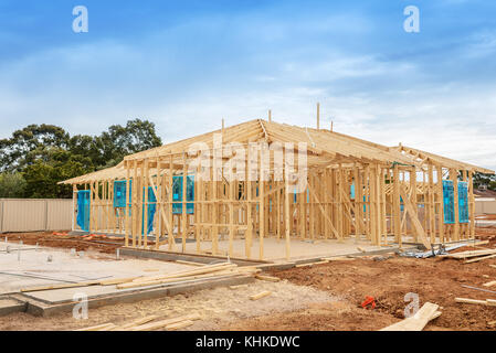 Nuove costruzioni residenziali home framing contro un cielo blu. costruzione preparazione del sito Foto Stock