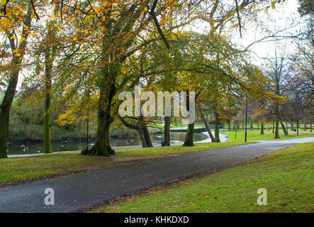 Il piccolo viale alberato fiume che scorre attraverso il parco Ward in Bangor County Down in Irlanda del Nord Foto Stock