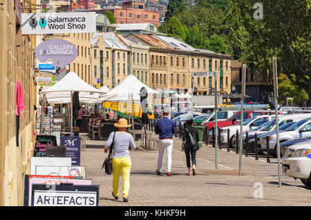 Occupato dai negozi e ristoranti di ex magazzini di pietra arenaria di Salamanca Place sul lungomare di Hobart - Tasmania, Australia Foto Stock