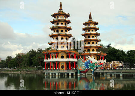 Due pagode dragon e tiger vicino colle, Kaohsiung, Taiwan Foto Stock