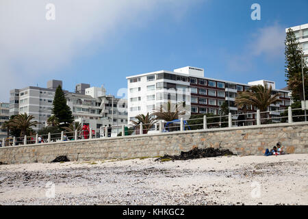 Sea Point Promenade , la spiaggia e gli edifici in Città del Capo - Sud Africa Foto Stock