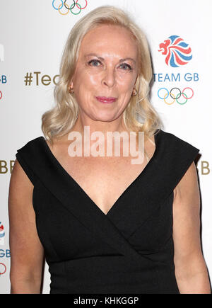 Nov 01, 2017 - Jayne Torvill frequentando team gb ball 2017, Victoria e Albert museum n Londra, England, Regno Unito Foto Stock