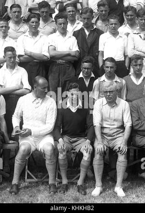 Re Giorgio vi indossa pantaloncini corti al campo estivo del Southwold Boys Club nel campo del Duca di York. 3 agosto 1937 con il capitano Patterson alla sinistra del re Foto Stock