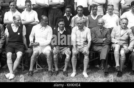 Re Giorgio vi indossa pantaloncini corti al campo estivo del Southwold Boys Club nel campo del Duca di York. 3 agosto 1937 con il capitano Patterson alla sinistra del re Foto Stock