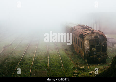 Abbandonata la formazione di ruggine e treno treno vuoto le vie fotografato in un nebbioso giorno nel Villaggio di Paranapiacaba, sao paulo, Brasile. Foto Stock