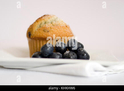 Muffin ai mirtilli con mirtilli freschi. Studio di vita ancora sparare. Foto Stock
