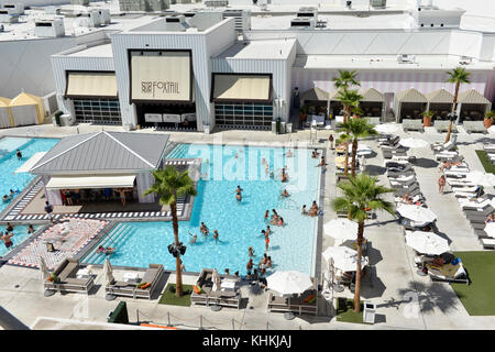 Una veduta aerea della Fox Tail Piscina Club presso la SLS Resort and Casino di Las Vegas, Nevada