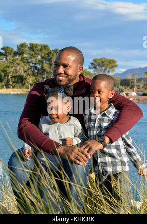 African American uomo con il figlio e la figlia in un parco. Foto Stock