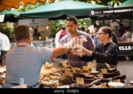 UK, Londra, Southwark, Borough Market, clienti serviti torta alla pressione di stallo Foto Stock