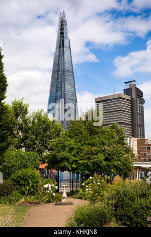 UK, Londra, Southwark, Redcross via, Shard, London's edificio più alto da Croce Rossa Garden Foto Stock